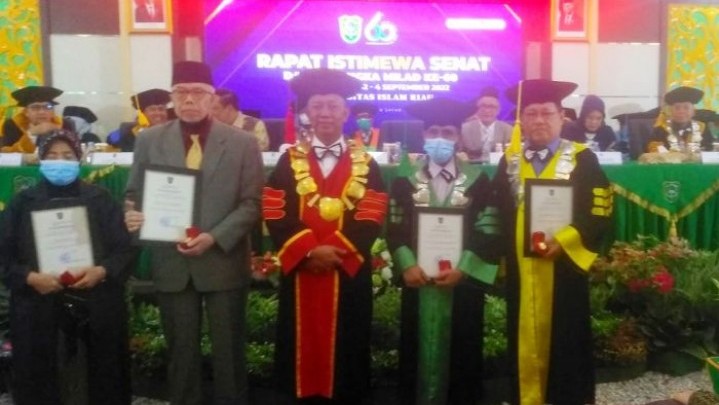 Miliki Jasa Majukan UIR, Mantan Rektor Diberi Pin Emas Miliki Jasa Majukan UIR, Mantan Rektor Diberi Pin Emas