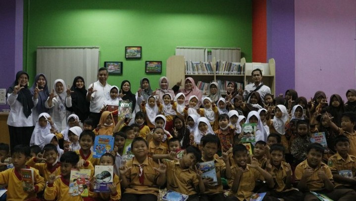 Perpustakaan Tenas Effendy Diperkenalkan pada Pelajar SD Pekanbaru