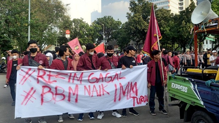 Kecewa BBM Naik, Massa Aksi IMM Sebut Tema HUT ke-77 Indonesia Hanya Bualan Belaka Kecewa BBM Naik, Massa Aksi IMM Sebut Tema HUT ke-77 Indonesia Hanya Bualan Belaka