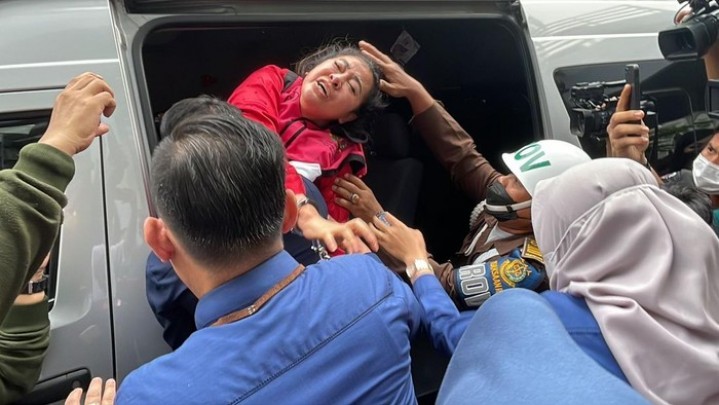 Teriakan Histeris Hasnaeni 'Wanita Emas' Ditahan Kejaksaan Teriakan Histeris Hasnaeni 'Wanita Emas' Ditahan Kejaksaan