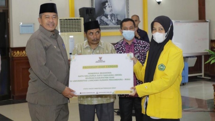Bupati Lepas Puluhan Mahasiswa Program Siak Cerdas Baznas Bupati Lepas Puluhan Mahasiswa Program Siak Cerdas Baznas