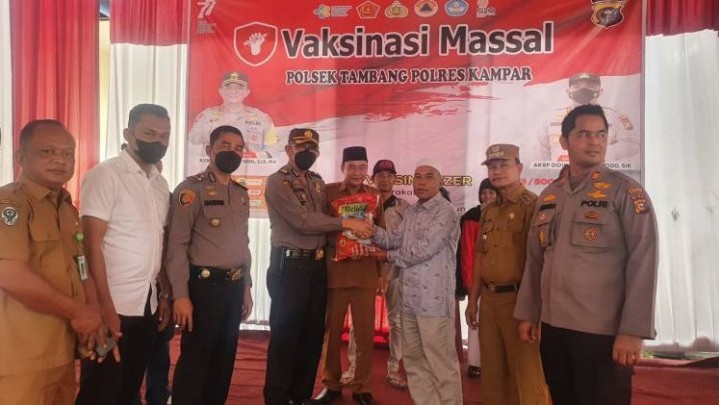 Warga Desa Terantang Kampar Semangat Ikuti Vaksinasi Massal