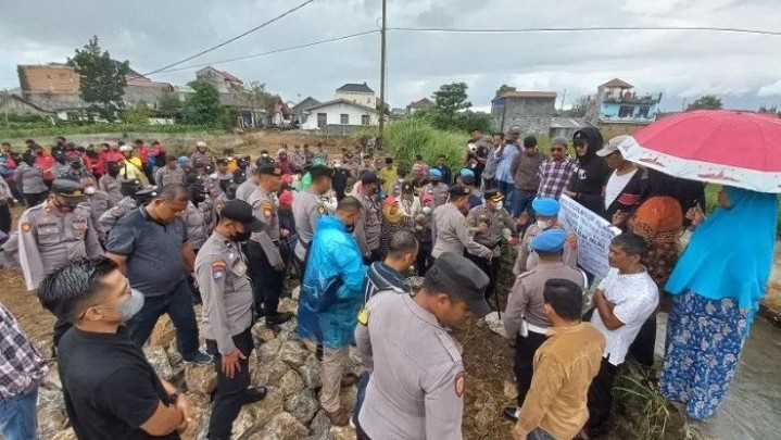 Tidak Terima Keputusan MA, Eksekusi Lahan di Bukittinggi Nyaris Ricuh Tidak Terima Keputusan MA, Eksekusi Lahan di Bukittinggi Nyaris Ricuh