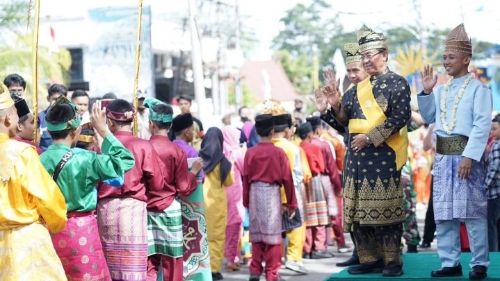 Puluhan Paguyuban Ramaikan Pawai Budaya di HUT TNI ke-77 di Inhil Puluhan Paguyuban Ramaikan Pawai Budaya di HUT TNI ke-77 di Inhil