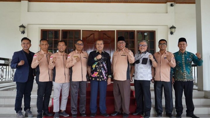 Temui Gubri Syamsuar, Keluarga Jambi Riau Beri Undangan Khusus