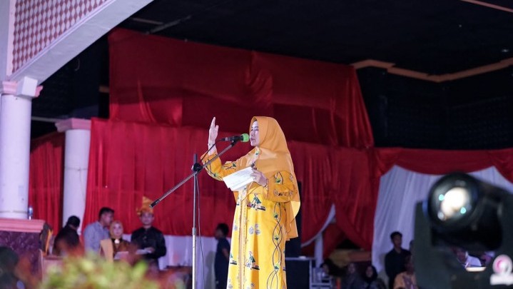 Puisi Nek Tepi Dolak Dibacakan Istri Bupati HM Wardan di Pesta Ragam Budaya Puisi Nek Tepi Dolak Dibacakan Istri Bupati HM Wardan di Pesta Ragam Budaya