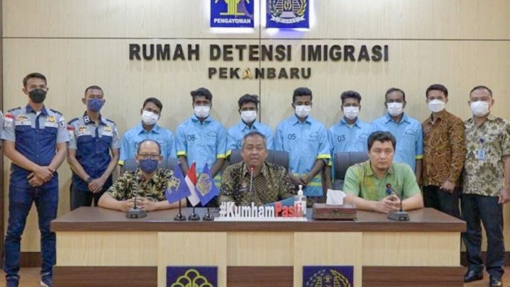Lakukan Pelanggaran, Kemenkunham Riau Deportasi 6 WNA Bangladesh Lakukan Pelanggaran, Kemenkunham Riau Deportasi 6 WNA Bangladesh