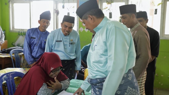 Bupati Siak Tinjau Program Penuntasan Buta Aksara Bupati Siak Tinjau Program Penuntasan Buta Aksara