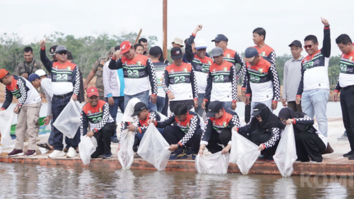 Plt Bupati Tebar Benih Ikan hingga Tinjau Venue Porprov di HUT Kuansing Plt Bupati Tebar Benih Ikan hingga Tinjau Venue Porprov di HUT Kuansing