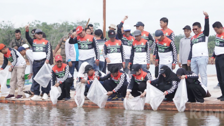 Plt Bupati Tebar Benih Ikan hingga Tinjau Venue Porprov di HUT Kuansing