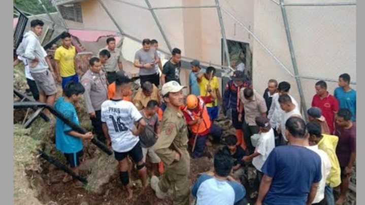 Pagar Lapangan Sepakbola Ambruk di Sumbar: 1 Pekerja Meninggal, 3 Luka-luka Pagar Lapangan Sepakbola Ambruk di Sumbar: 1 Pekerja Meninggal, 3 Luka-luka