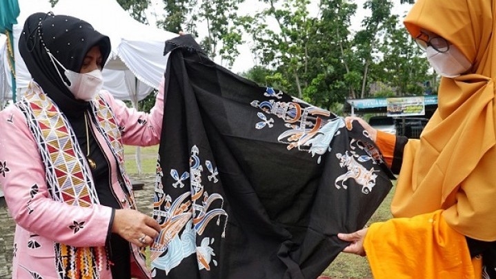 Batik Kini Jadi Salah Satu Produk Unggulan Kuansing Batik Kini Jadi Salah Satu Produk Unggulan Kuansing