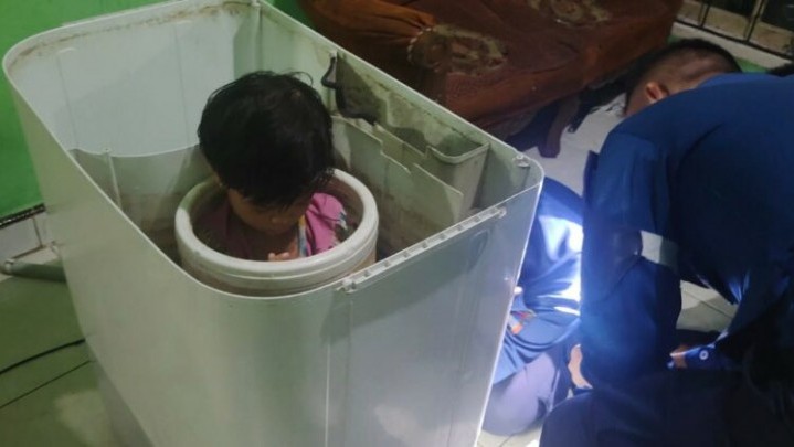 Balita 4 Tahun di Padang Terjepit dalam Mesin Cuci Balita 4 Tahun di Padang Terjepit dalam Mesin Cuci