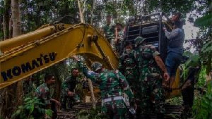 Alat Berat Excavator Perambah Suaka Margasatwa Giam Siak Kecil Diamankan Petugas