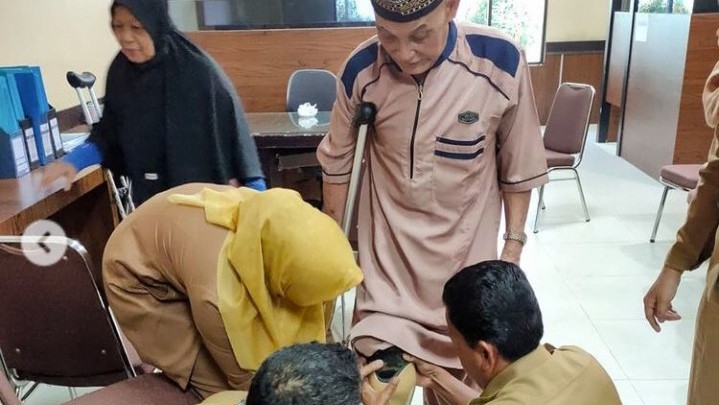 Tahun Ini Dinsos Pekanbaru Baru Salurkan 4 Kaki Palsu untuk Penyandang Disabilitas Tahun Ini Dinsos Pekanbaru Baru Salurkan 4 Kaki Palsu untuk Penyandang Disabilitas