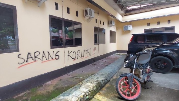 Anggota Coret Dinding Mapolres 'Sarang Korupsi', Kapolres Luwu: Diduga ODGJ Anggota Coret Dinding Mapolres 'Sarang Korupsi', Kapolres Luwu: Diduga ODGJ