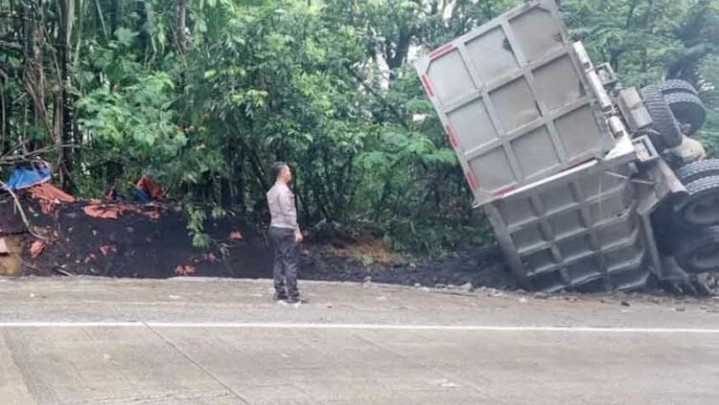Truk Kecelakaan di Sitinjau Lauik, Sopir meninggal Dunia Truk Kecelakaan di Sitinjau Lauik, Sopir meninggal Dunia