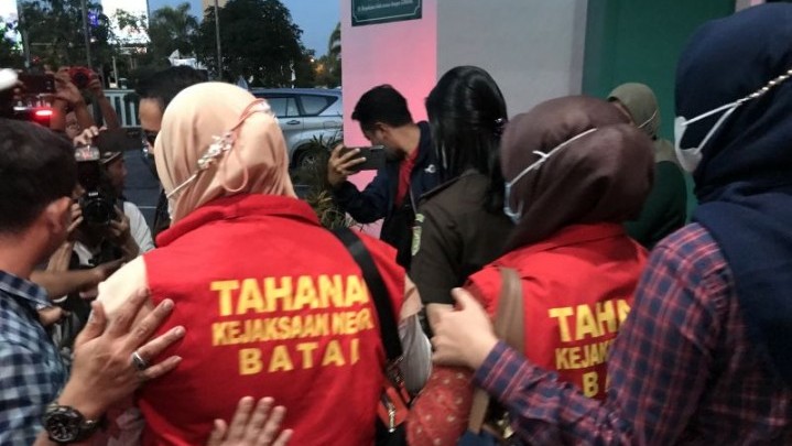 Korupsi Dana BOS, Kepsek dan Bendahara SMKN 1 Batam Ditetapkan Sebagai Tersangka Korupsi Dana BOS, Kepsek dan Bendahara SMKN 1 Batam Ditetapkan Sebagai Tersangka
