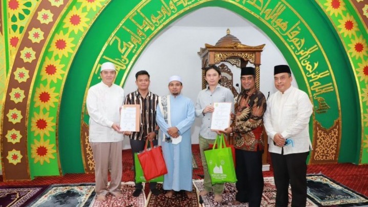 Dua Pemuda Ini Masuk Islam, Disaksikan Ketua PWNU Riau dan Kapolda