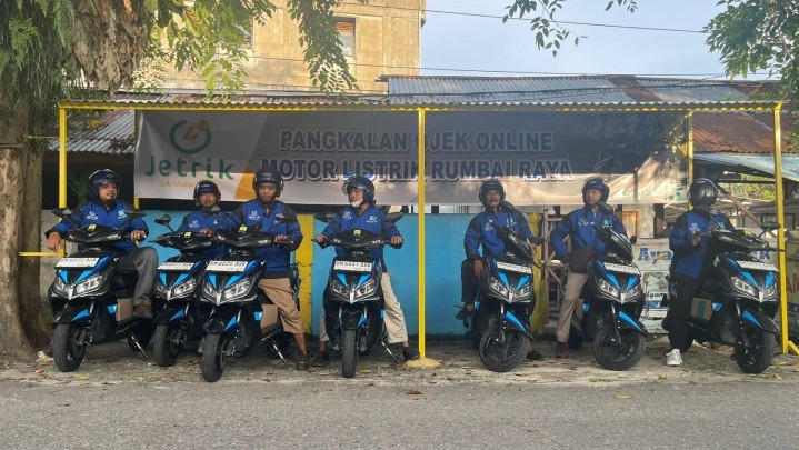 Pangkalan Ojek di Rumbai Pekanbaru Dapat Pinjaman 7 Unit Motor Listrik dari PLN Pangkalan Ojek di Rumbai Pekanbaru Dapat Pinjaman 7 Unit Motor Listrik dari PLN