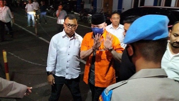Ditahan di Rutan Polda Metro, Irjen Teddy Berbaju Tahanan dan Diborgol Ditahan di Rutan Polda Metro, Irjen Teddy Berbaju Tahanan dan Diborgol