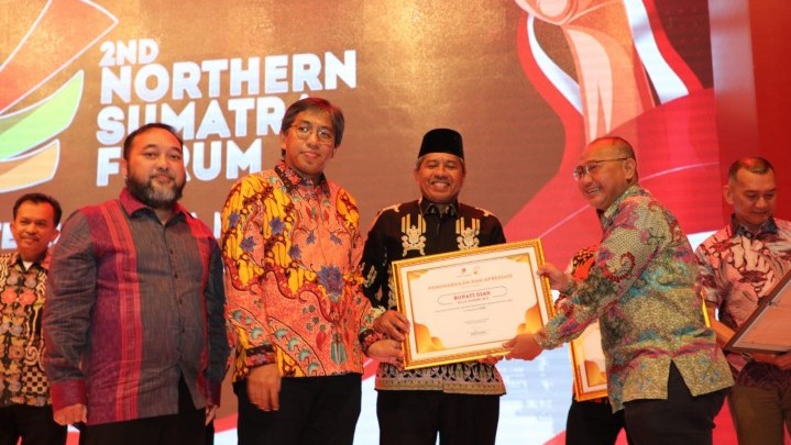 Bupati Siak dan UMKM Batik Dayun Terima Penghargaan dari SKK Migas Bupati Siak dan UMKM Batik Dayun Terima Penghargaan dari SKK Migas