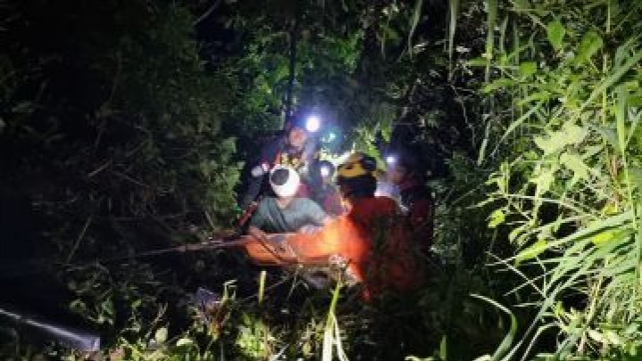 Di Sitinjau Lauik, Minibus Masuk Jurang 150 Meter Di Sitinjau Lauik, Minibus Masuk Jurang 150 Meter