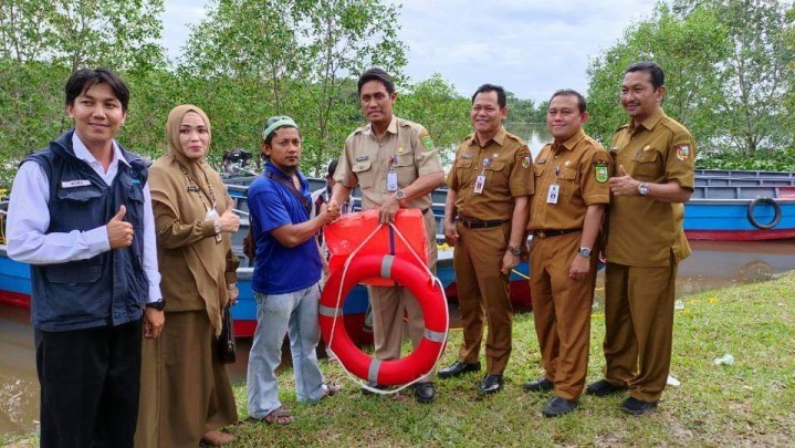 Kelompok Nelayan Pekanbaru Terima Bantuan 9 Unit Kapal Kelompok Nelayan Pekanbaru Terima Bantuan 9 Unit Kapal