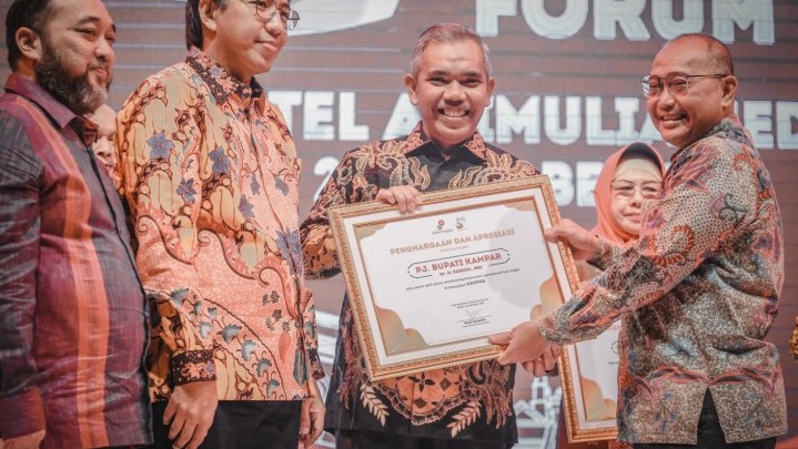 Pj. Bupati Kampar Terima Penghargaan NSF SKK Migas 2022 Pj. Bupati Kampar Terima Penghargaan NSF SKK Migas 2022