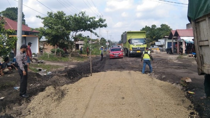 Truk ODOL Dituding Pemprov Riau Penyebab Rusak Parahnya jalan Lintas Tengah Truk ODOL Dituding Pemprov Riau Penyebab Rusak Parahnya jalan Lintas Tengah