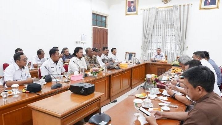 Masalah Jalan Rusak Parah, Gubri Didatangi Warga Batang Cenaku Inhu