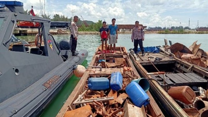 Jarah Tongkang, Perompak di Perairan Batam Diringkus Tim Gabungan Jarah Tongkang, Perompak di Perairan Batam Diringkus Tim Gabungan