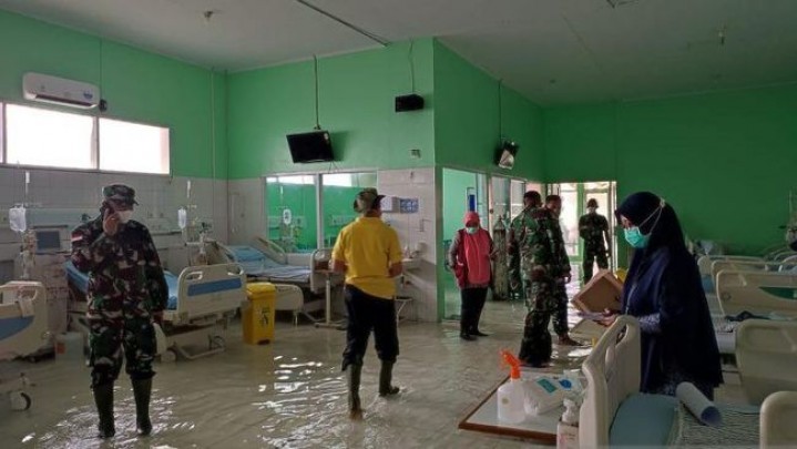 Banjir Rendam RSUD, Puluhan Pasien Dievakuasi