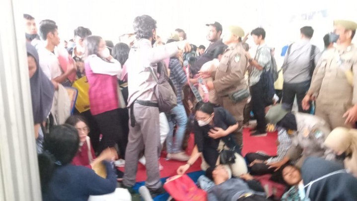 Sejumlah Pencari Kerja di Job Fair Batam 2022 Pingsan Sejumlah Pencari Kerja di Job Fair Batam 2022 Pingsan