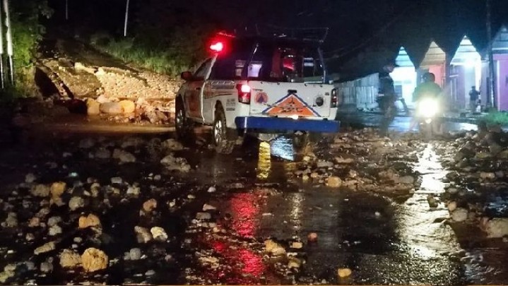 Angin Kencang di Kota Padang, Batu Busuak Pauah Longsor