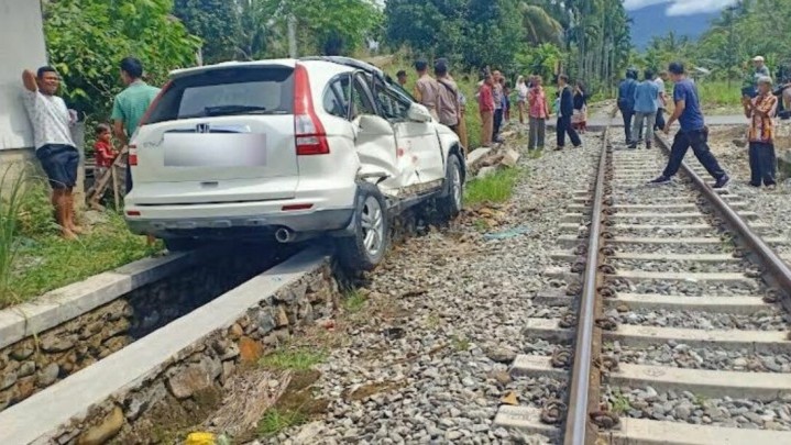 Pagi Tadi Kereta Api dan Minibus di Padang Tabrakan