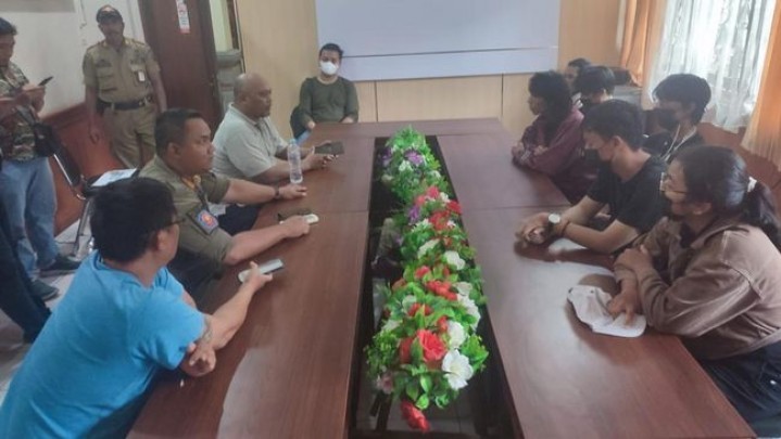 Pasang Spanduk 'G20 bikin ribet orang Bali', 7 Mahasiswa Ditangkap Pasang Spanduk 'G20 bikin ribet orang Bali', 7 Mahasiswa Ditangkap