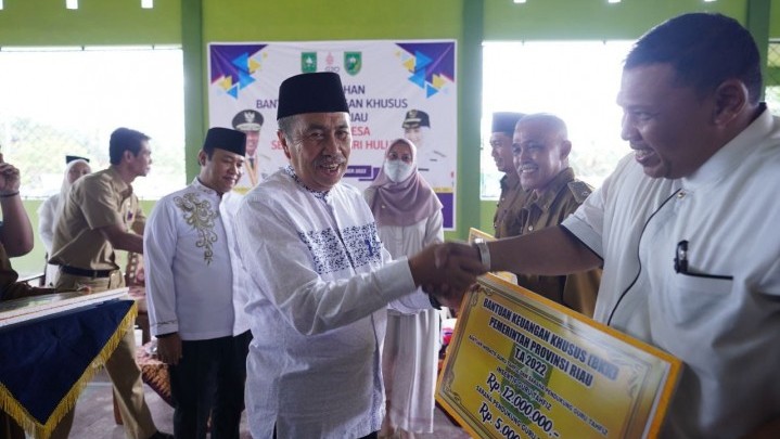 Serahkan BKK di Inhu, Gubri Harap 2024 Tidak Ada Desa Tertinggal