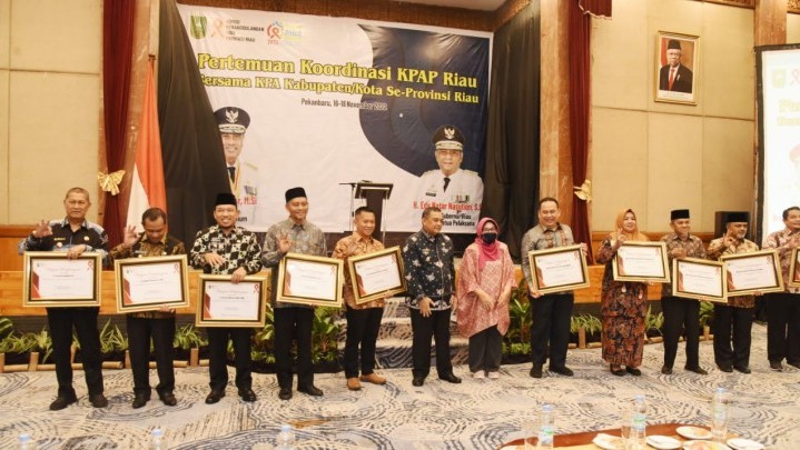 Wabup Inhil Diberi Penghargaan Karena Dinilai Peduli Cegah HIV/AIDS Wabup Inhil Diberi Penghargaan Karena Dinilai Peduli Cegah HIV/AIDS
