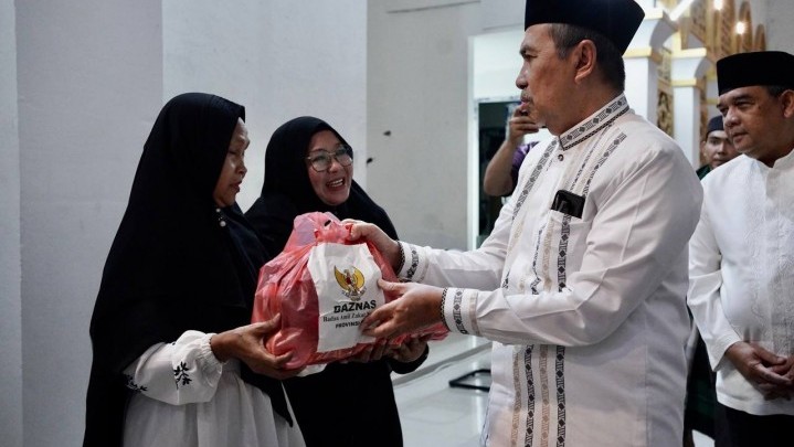 GSSB Riau, Gubri Syamsuar Salurkan Ratusan Paket Sembako