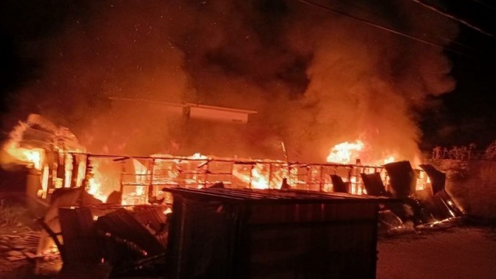 Dini Hari Tadi Rumah Petak yang Dihuni Puluhan Orang di Kota Padang Terbakar