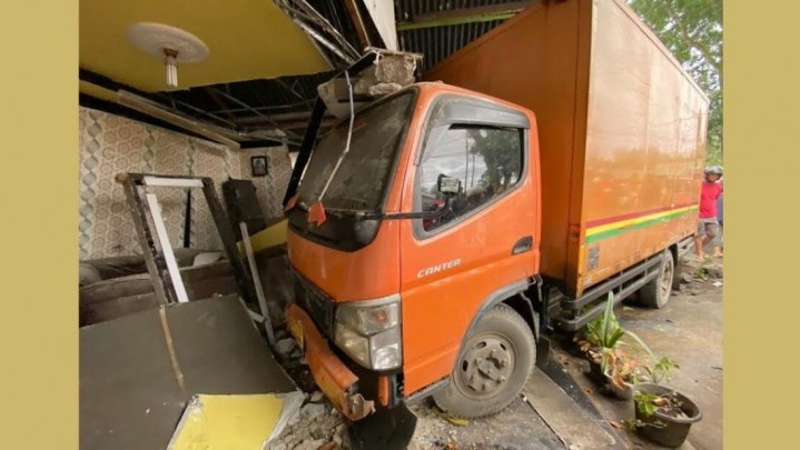 Satu Orang Meninggal Dunia Usai Truk Colt Diesel di Limapuluh Tabrak Rumah