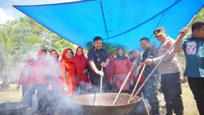 Bantu Korban Gempa Cianjur, Warga Dharmasraya Masak 1,5 Ton Rendang Bantu Korban Gempa Cianjur, Warga Dharmasraya Masak 1,5 Ton Rendang