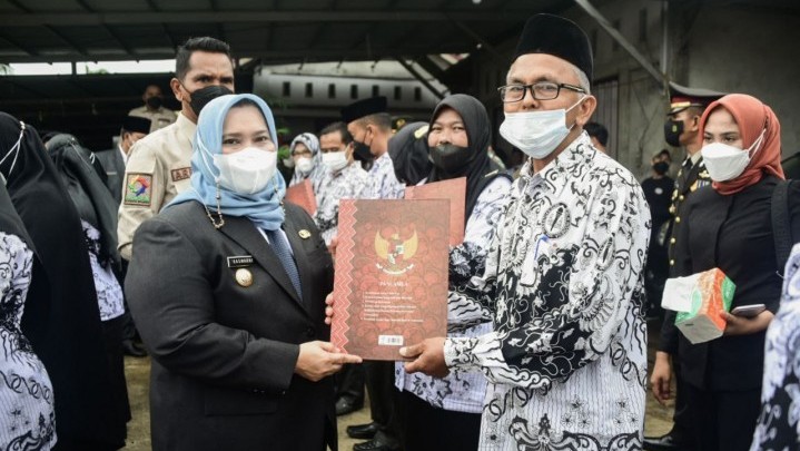 Ada Harapan Khusus Bupati Kasmarni pada Guru di HUT PGRI Tahun 2022 Ada Harapan Khusus Bupati Kasmarni pada Guru di HUT PGRI Tahun 2022
