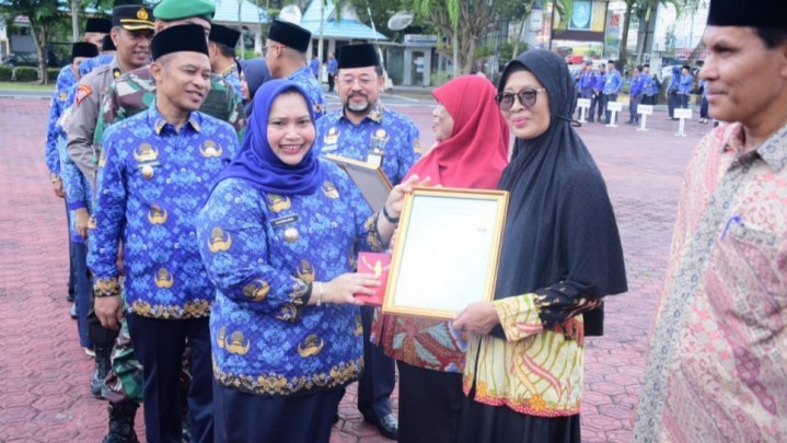 9 PNS Pemkab Bengkalis Dapat Satya Lencana Setelah Mengabdi 30 Tahun