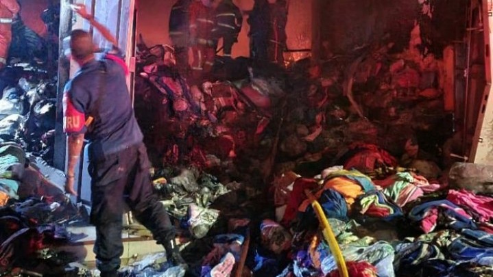 Gudang Kain di Bukittingi Terbakar, Kerugian Capai Rp 1 Miliar Gudang Kain di Bukittingi Terbakar, Kerugian Capai Rp 1 Miliar