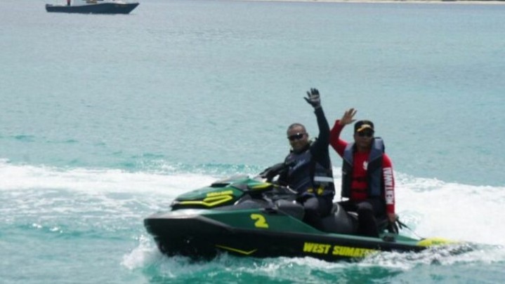 Salurkan Insentif Guru Rp12 Miliar ke Mentawai, Wagub Sumbar Tempuh 100 Mil Pakai Jetski