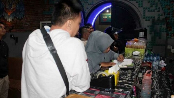 Masih Marak Kafe Karaoke Buka hingga Larut Malam di Kota Padang