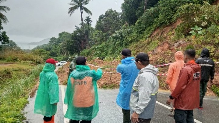 Siang Tadi Longsor di Kawasan Teluk Bayur Padang