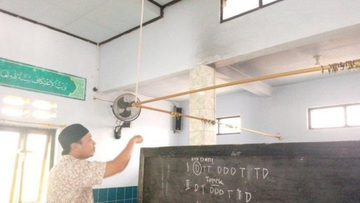 Tirai Pembatas Pria Wanita Masjid Dibakar, Pelaku Buron